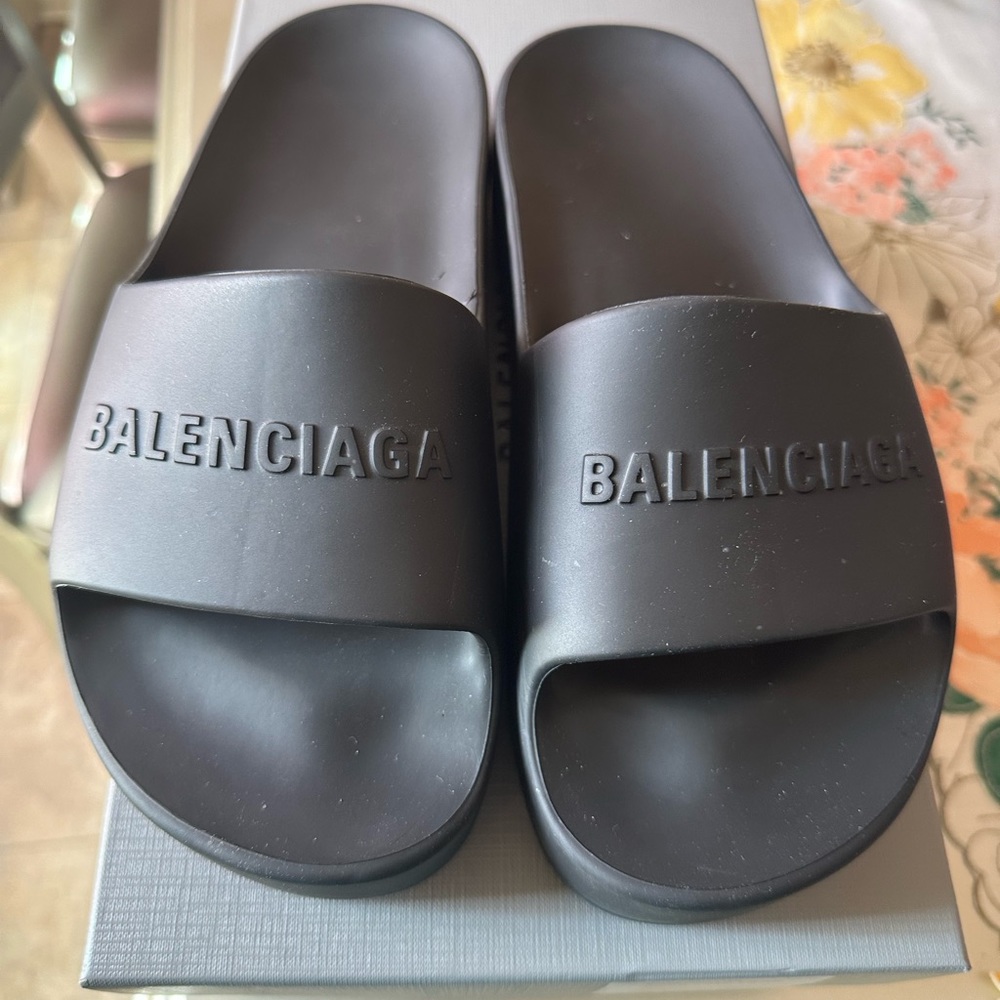 Balenciaga slippers brand new size 9 comes with box and dust bag